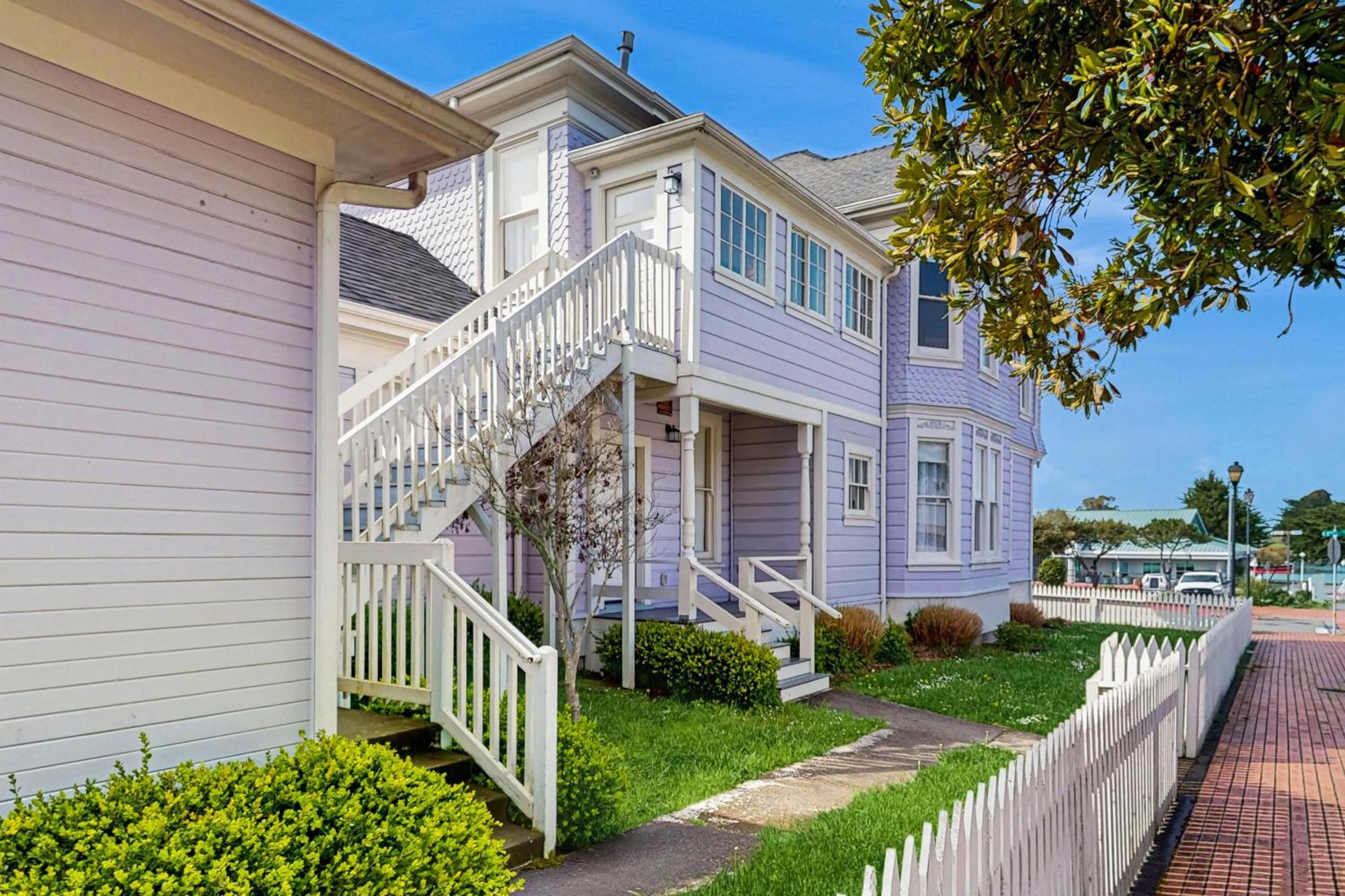 Lilac Victorian Downstairs Юрика Номер фото